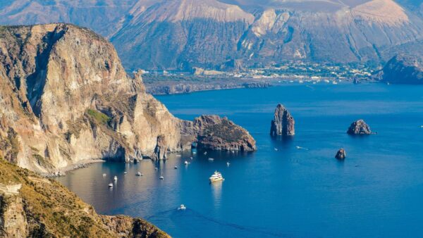 Tour esclusivo in gommone (Isole eolie)